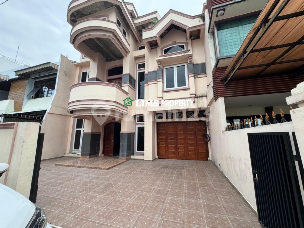 Dijual Villa Mewah di Komplek Elite , Komplek Taman Polonia 3