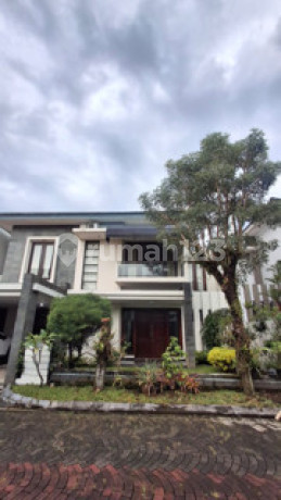 For Sale: Luxurious 2-Story House in the Elite Bale Hinggil Housing Complex, Spacious & Strategic Location, Sinduharjo, Ngaglik, Sleman