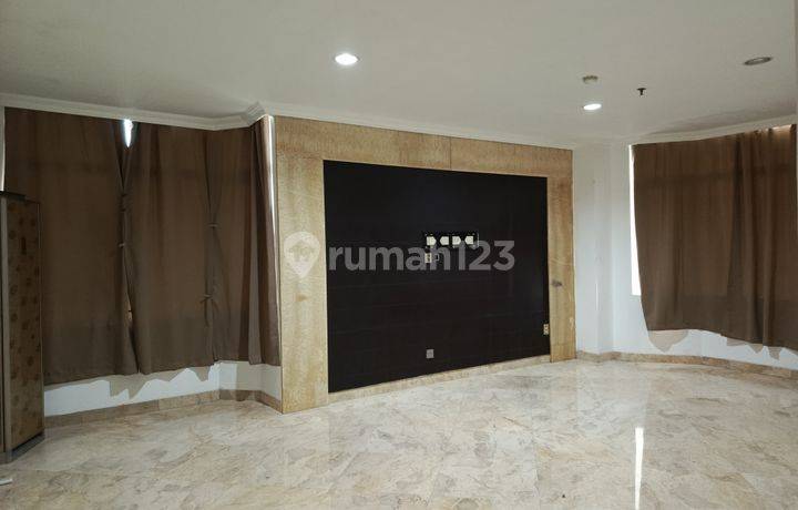 Apartemen Parama 4 BR Semi Furnished