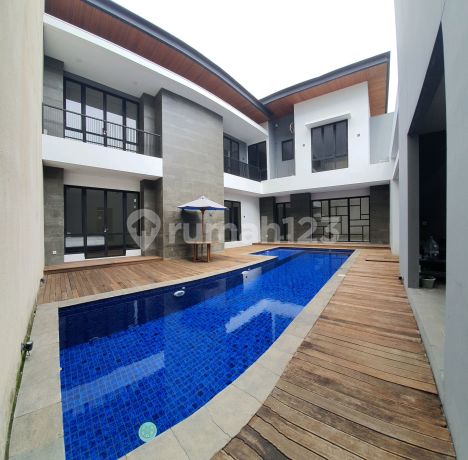 Rumah 2 Lantai, Lt. 414 Sqm, Private Kolam Renang Rumah 2 Lantai, Lt. 414 Sqm, Private Kolam Renang