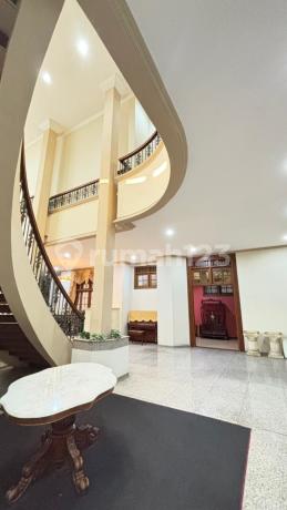 Dijual Rumah Usaha Lebar Dan Mewah Di Area Komersial Nginden 