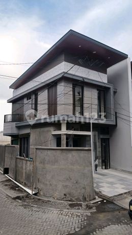 Rumah Manyar Baru Gres, Row Jalan 4 Mobil SHM