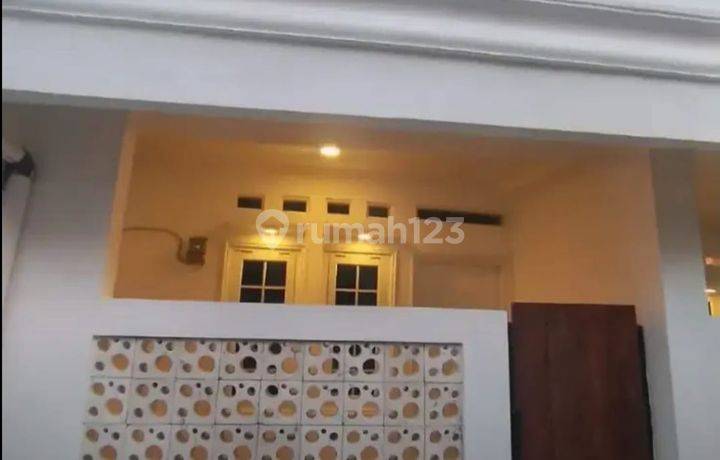 Dijual Rumah 2 Lantai. Lokasi: Utan Kayu