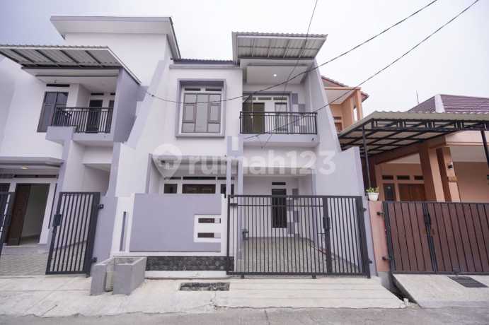 JUAL CEPAT!! Rumah Abu Elegan Tingkat 2 dekat Stasiun Bekasi di BJI Mekarsari