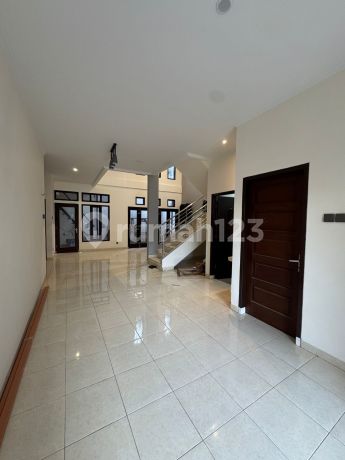 Rumah Mewah 2 Lantai Lokasi Strategis di Taman Holis Indah Rumah Mewah 2 Lantai Lokasi Strategis di Taman Holis Indah