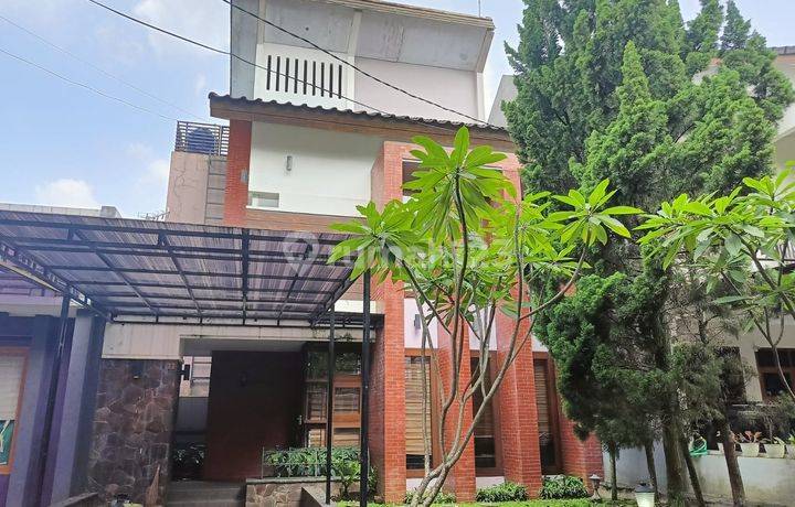 Rumah 2,5 Lantai di Cigadung Permai-Luas Asri & Semi Furnished!