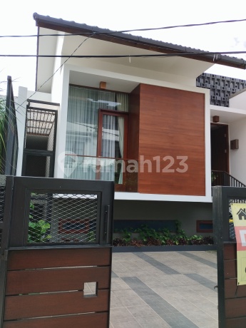 For Sale Elegant 3-Story House in PPR ITB Complex – Semi-Furnished, Move-In Ready!