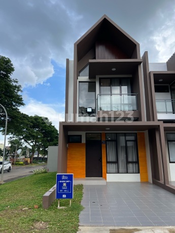 Rumah Royal Spring 2 Lantai Posisi Sudut Full Furnished 