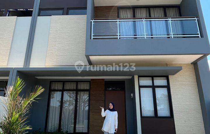 Rumah Mewah Terbesar Type 116/160 Di Jalan Utama Perumahan Royal Spring