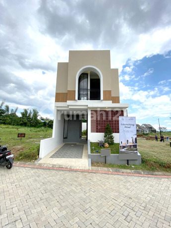 Rumah Bagus Baru Dengan 3 Kamar dan 2 Tingkat Daerah Joyo Grand di Perum Villa Bukit Tidar, Lowokwaru, Malang