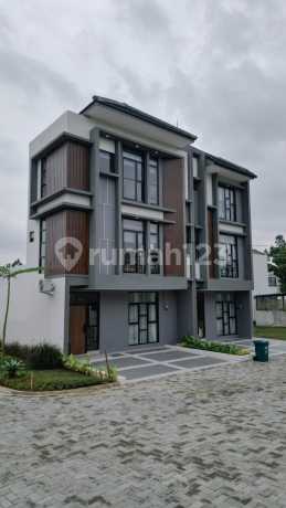 Luxurious 2-Story House Ready to Live In Near Tangsel Mayor's Office, Toll Road, and KRL Luxurious 2-Story House Ready to Live In Near Tangsel Mayor's Office, Toll Road, and KRL