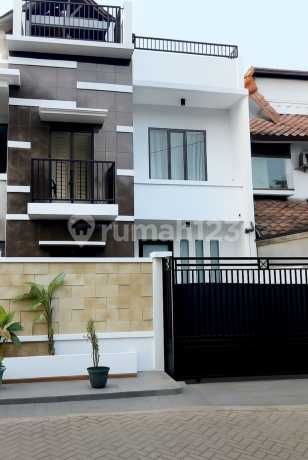 For Sale Quick Sale Needed 2-Story Minimalist House Ready to Occupy Babatan Pratama Wiyung 90m² Land 3 Bedrooms Near Pakuwon Mall and West Surabaya Toll Road