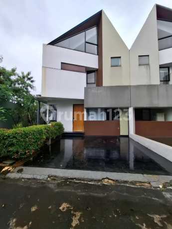 Grand Trevista, Posisi Hook Dan Full Furnished. Ada Sisa Tanah Di Samping Rumah Grand Trevista, Posisi Hook Dan Full Furnished. Ada Sisa Tanah Di Samping Rumah