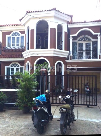 Rare Find! Semi-Furnished House in Prime Location Villa Arteri Kebon Jeruk