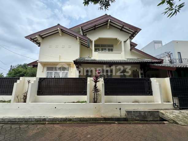 Rumah Hoek Bagus Siap Huni Depan Taman Bintaro Sektor 2