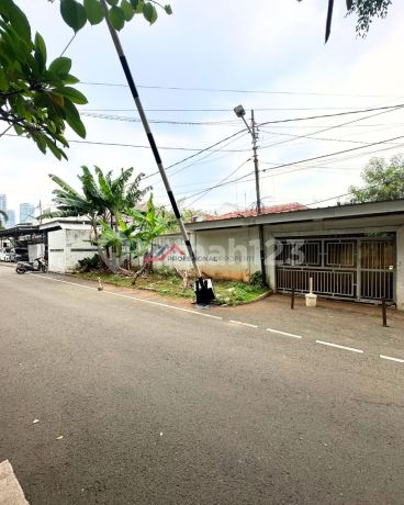 Quick Sale: Cheap Old House in Kemang, South Jakarta Quick Sale: Cheap Old House in Kemang, South Jakarta