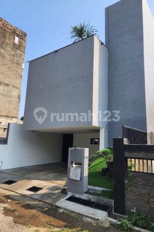 Rumah Modern Minimalis 2,5Lantai, Area Jl Margasatwa Pondok Labu