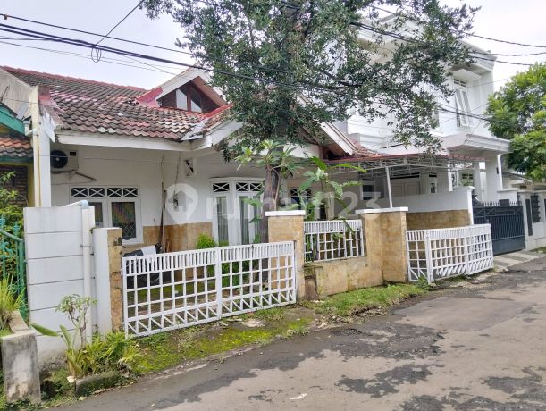 Houses in Pondok Bintaro rarely have large land areas. Houses in Pondok Bintaro rarely have large land areas.