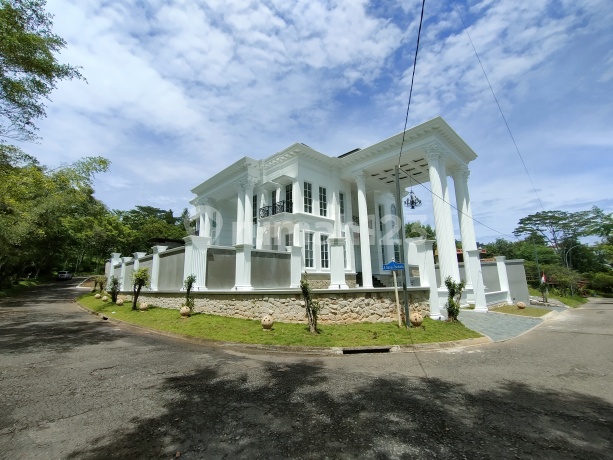 Super Mega Classic House with Hook Position + Pool in Sentul City