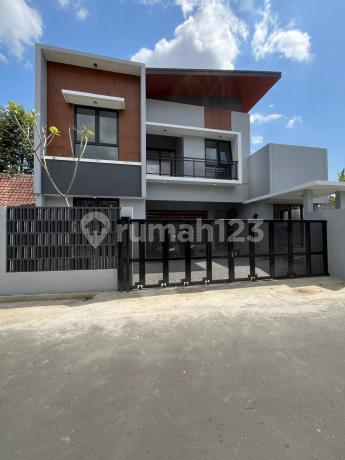 Rumah Mewah 2 Lantai Modern Dan Strategis Tepi Jalan Aspal - Unit Hook Di Mlati Dekat Perum Grand Tlogoadi Rumah Mewah 2 Lantai Modern Dan Strategis Tepi Jalan Aspal - Unit Hook Di Mlati Dekat Perum Grand Tlogoadi