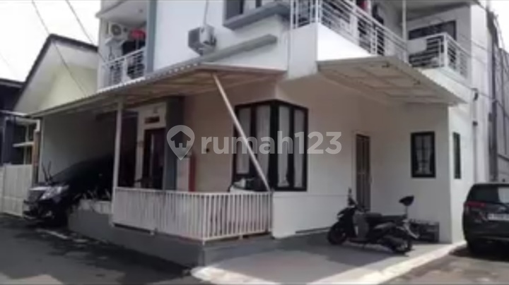 Griya Kampung Utan Residence, Wr. Supratman Street, Pondok Ranji, 7 minutes to Pondok Ranji Station, 10 minutes to Bintaro Plaza, 10 minutes to Bintaro-BSD Toll Gate, 10 minutes to Mitra Keluarga Bintaro Hospital, 15 minutes to IAIN Syarif Hidayatullah-Ciputat Campus.