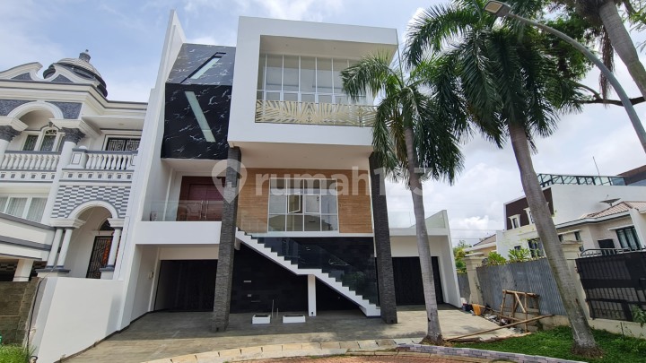 Minimalist 3-Story Corner House Brand New Minimalist 3-Story Corner House Brand New