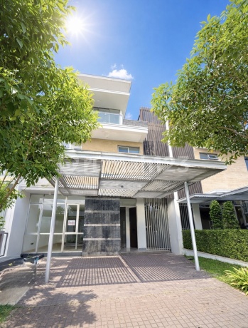 Rumah Pik Golf Island Chopin 3 Lantai (10X20m) Rumah Pik Golf Island Chopin 3 Lantai (10X20m)