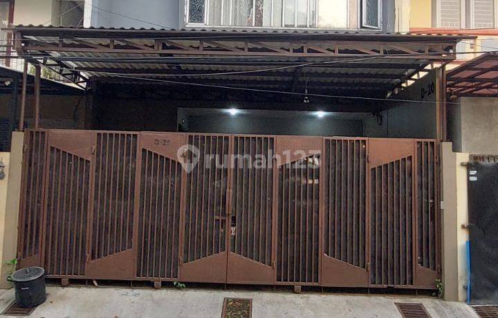 Rumah Dua Lantai di Kompleks Villa Arteri Kebon Jeruk
