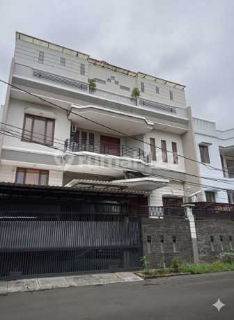 rumah bagus lokasi strategis ada kolam renang 3lantai di sunter