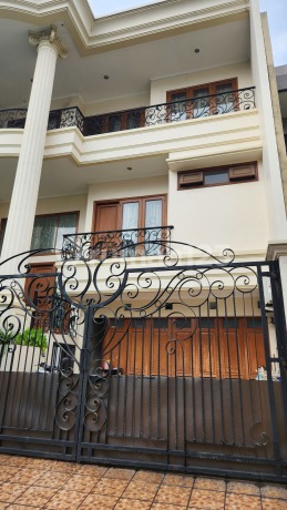 Quick Sale 3-Story House Ready to Occupy Negotiable Until Deal
