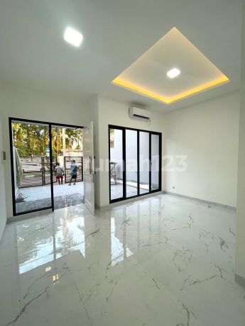 Rumah Desain Mewah di Taman Villa Meruya Area Jakarta Barat Rumah Desain Mewah di Taman Villa Meruya Area Jakarta Barat