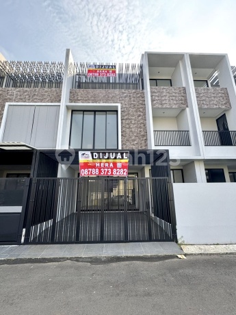 For Sale Villa Garden House in Meruya Facing East 3 Bedrooms For Sale Villa Garden House in Meruya Facing East 3 Bedrooms