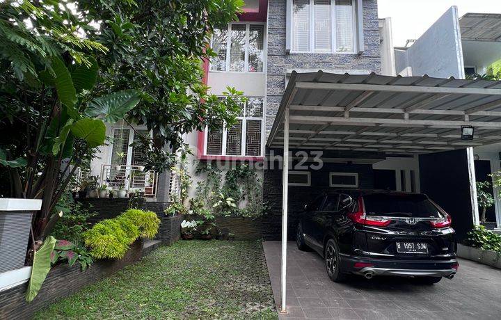  Rumah 3 Lantai Semi Furnished Bagus SHM Ada Pool  di Grand Matoa, Cinere