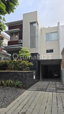 Rumah Modern Hommy Mahogany Residence Cibubur