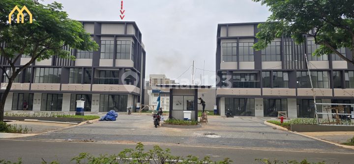 For sale: ENCHANTE 3-story shop house, still new, hook position in BSD City.