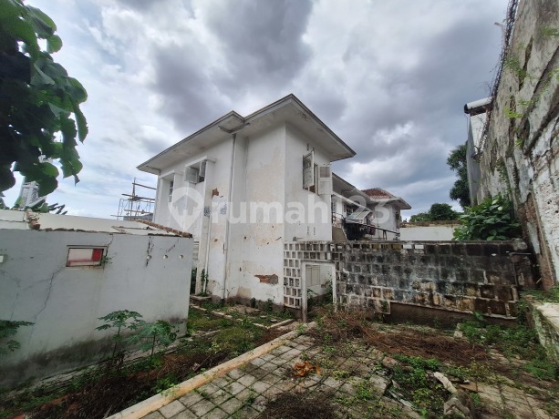 Price Drop 2-Story House Needs Renovation Unfurnished SHM in Yado, South Jakarta