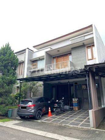 Rumah Lux Singgasana Pradana, Posisi Tengah Rumah Lux Singgasana Pradana, Posisi Tengah