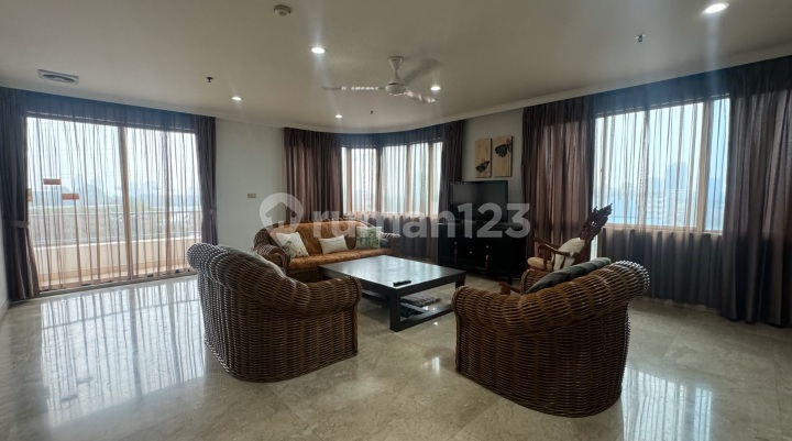 Park Royale Tower 2, Harga dibawah NJOP! 3+1 BR, Depan GBK!