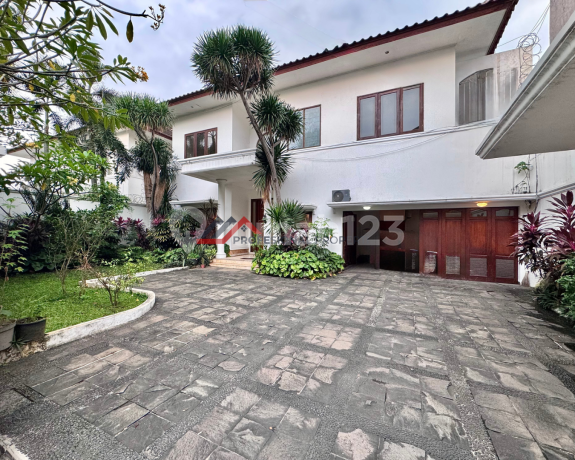 Rumah Bagus Halaman Luas Area Premium di Kemang, Jakarta Selatan