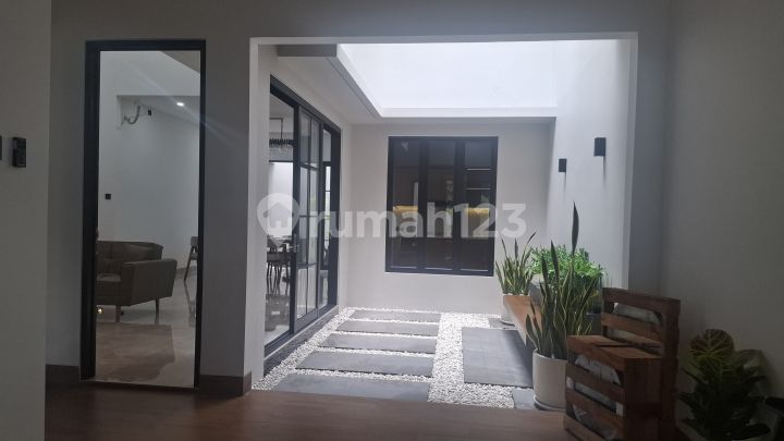 Rumah Baru Mewah Dalam Cluster Di B S D Serpong, Tangerang Selatan.
