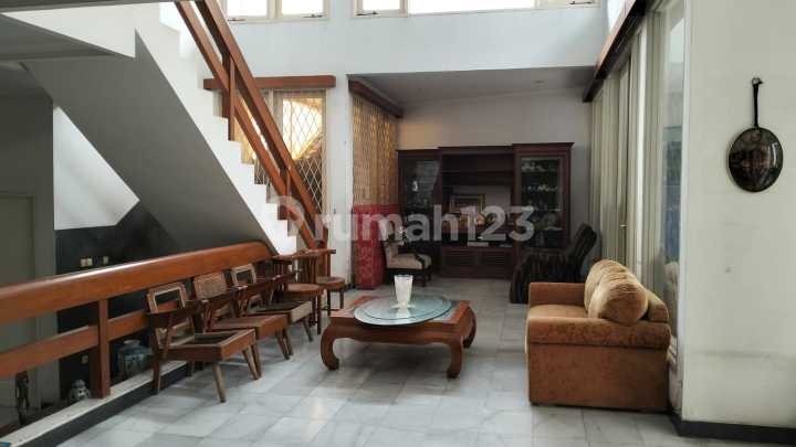 Rumah klasik, kokoh, depan taman, di Bona Indah, dekat MRT Rumah klasik, kokoh, depan taman, di Bona Indah, dekat MRT