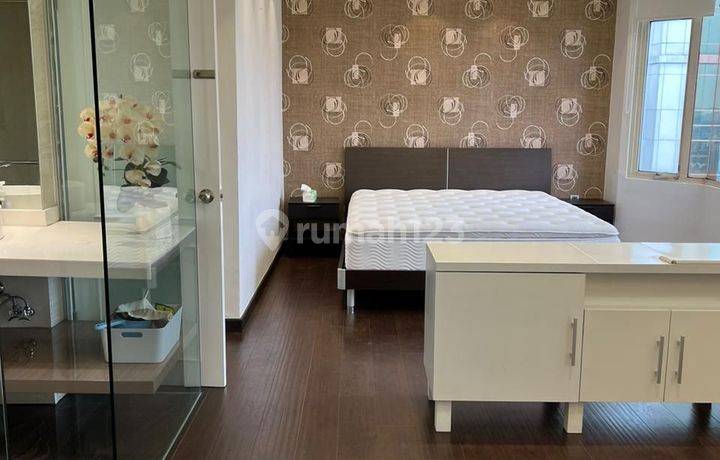 JUAL 2 + 1 BEDROOMS FURNISHED LUAS 129M² VIEW SWIMMING POOL @ APARTEMEN SLIPI, JAKARTA BARAT 