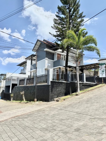 Jual rumah SIAP HUNI Buana Hill Top Ujungberung seperti VILLA view KEREN