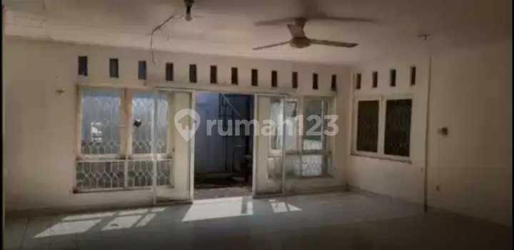 Rumah Kuricang Perlu Renovasi di Bintaro Sektor 3 Rumah Kuricang Perlu Renovasi di Bintaro Sektor 3