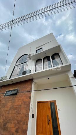 rumah baru 3 lantai di Kerobokan Canggu,strategis area rumah baru 3 lantai di Kerobokan Canggu,strategis area
