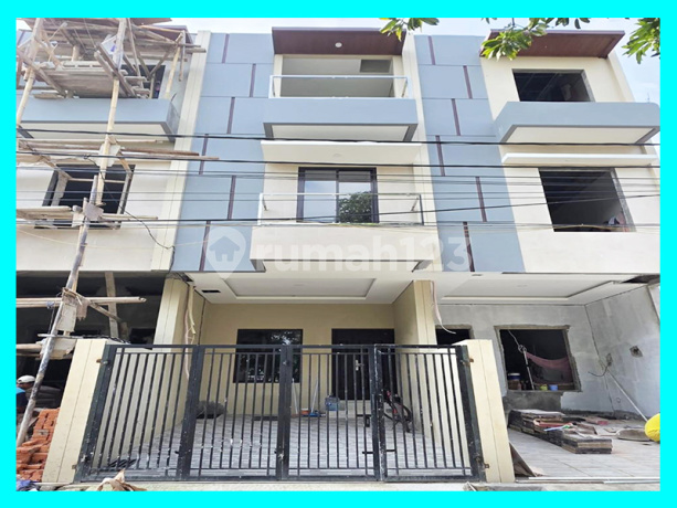 Chandra Rumah Baru Ukuran 4X13m Jalan Lebar di Duri Kepa