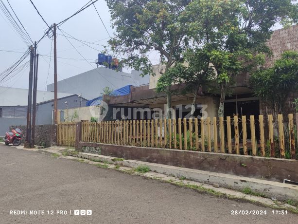 Old house, land included, in Holis Cigondewah, BPKP Complex.