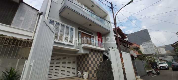Dijual Rumah di Sunrise Garden 3 Lantai | 3+1 KT | Jakarta Barat Dijual Rumah di Sunrise Garden 3 Lantai | 3+1 KT | Jakarta Barat