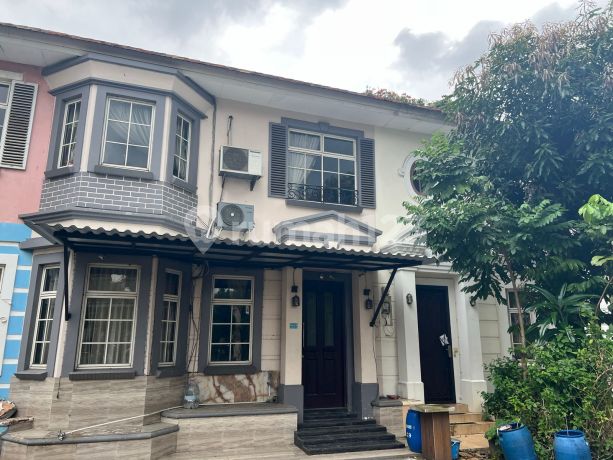 Town House Taman Paris. Ready to Occupy. Very Quiet, Excellent Condition.