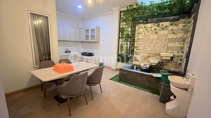 Dijual Rumah Cibubur Deluxe 3 Lantai Full Furnished 2,5 M SHM di Cibubur Rumah Dijual Rumah Cibubur Deluxe 3 Lantai Full Furnished 2,5 M SHM di Cibubur Rumah
